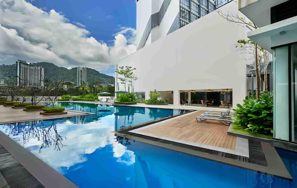Swimming pool [outdoor]
