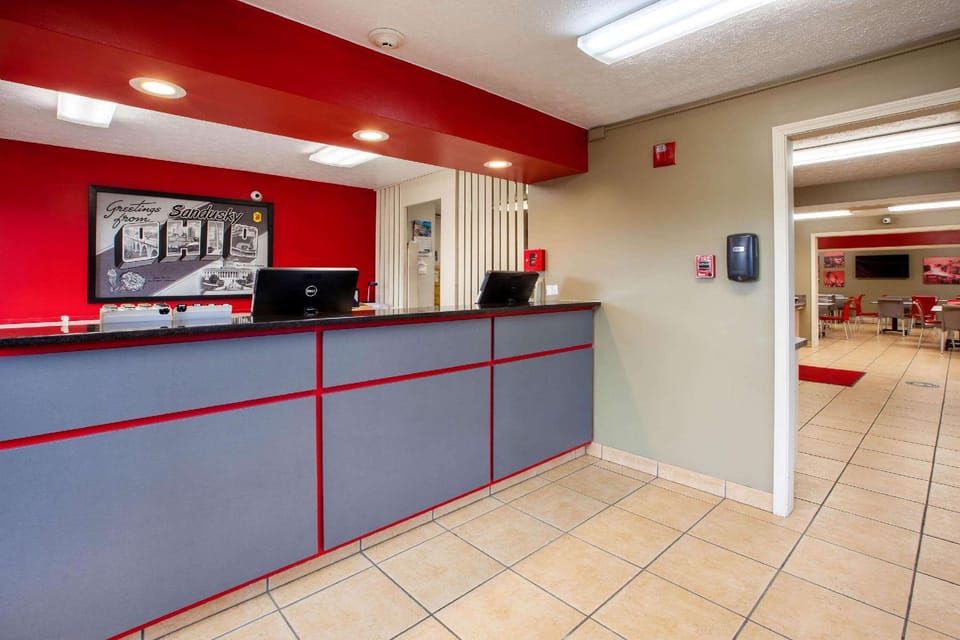 Super 8 by Wyndham Sandusky Hotel in Sandusky