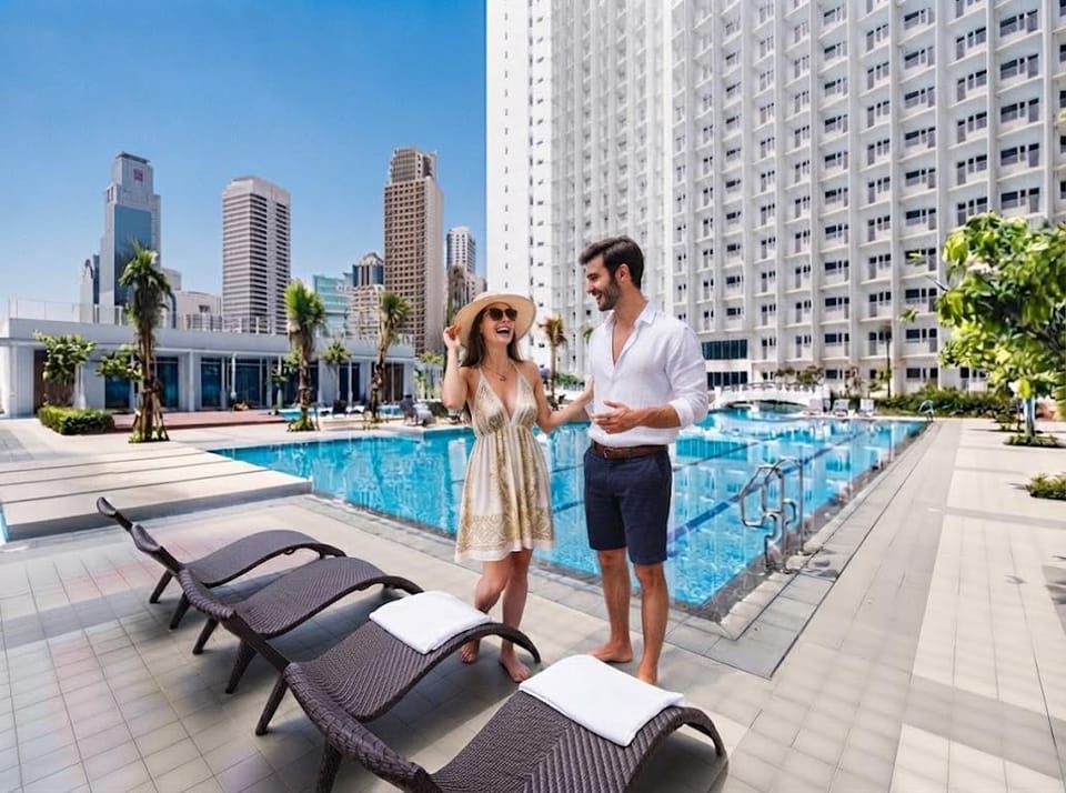 Swimming pool [outdoor]