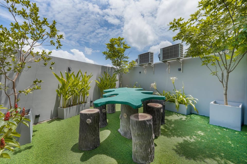 Bumblebee Hotel Hotel in Western Province