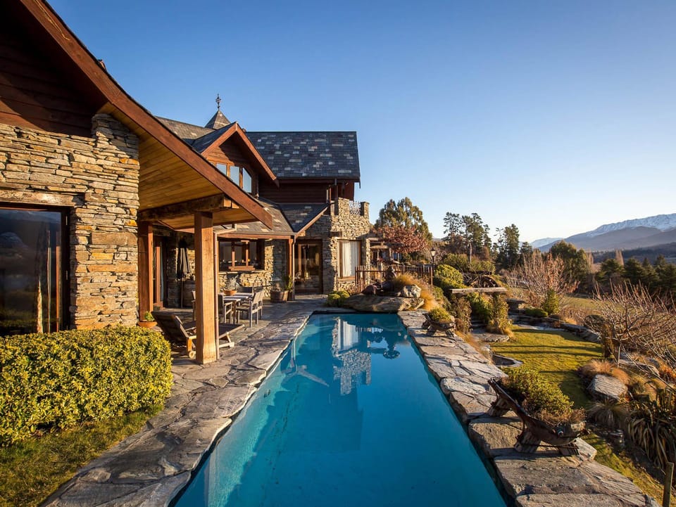 Swimming pool [outdoor]