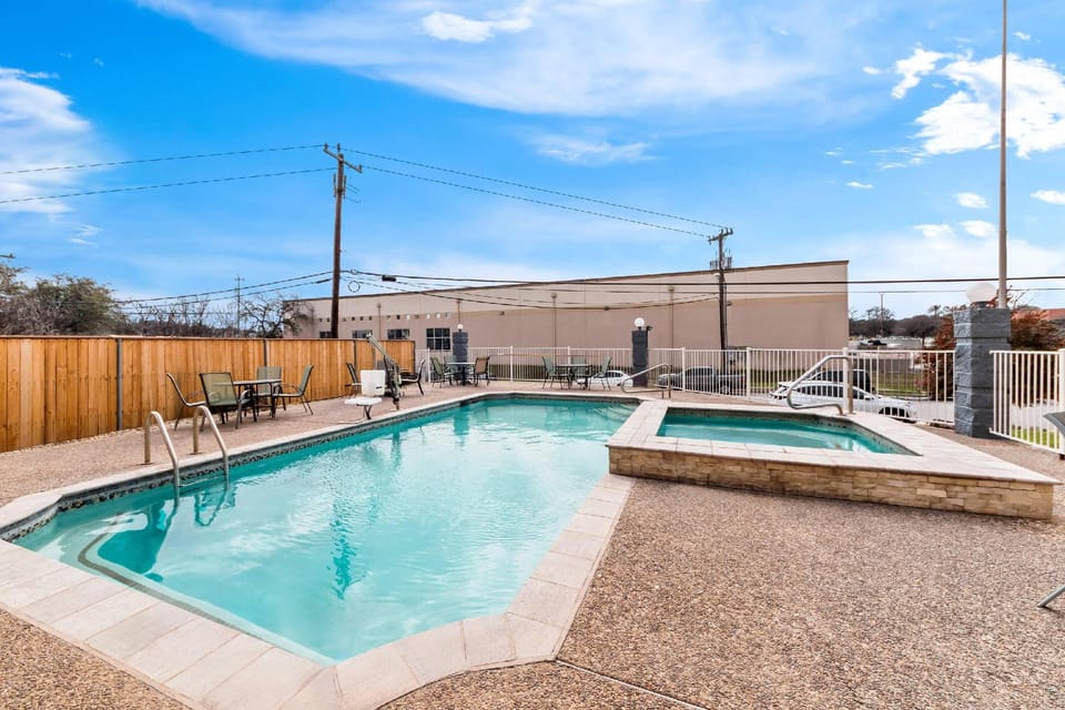 Quality Inn & Suites San Antonio Airport - Red Oak Hotel in San Antonio