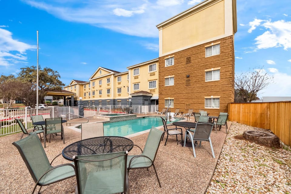 Quality Inn & Suites San Antonio Airport - Red Oak Hotel in San Antonio