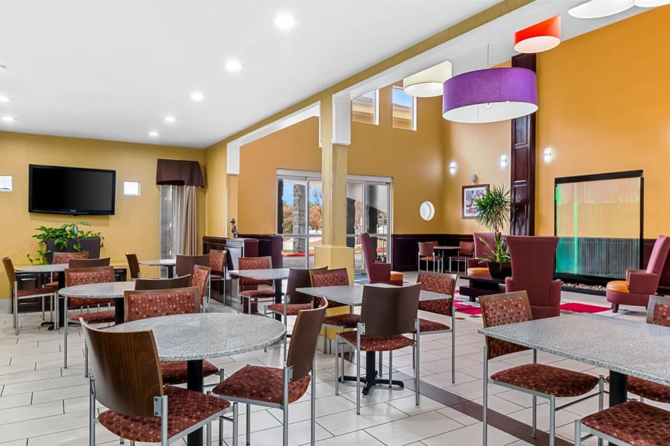 Quality Inn & Suites San Antonio Airport - Red Oak Hotel in San Antonio