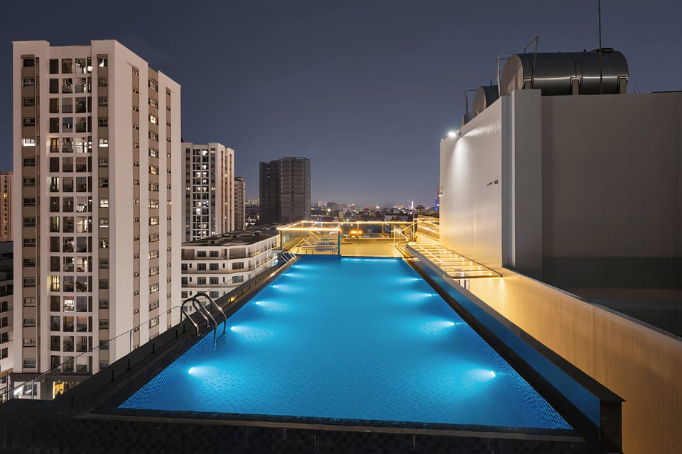 Swimming pool [outdoor]