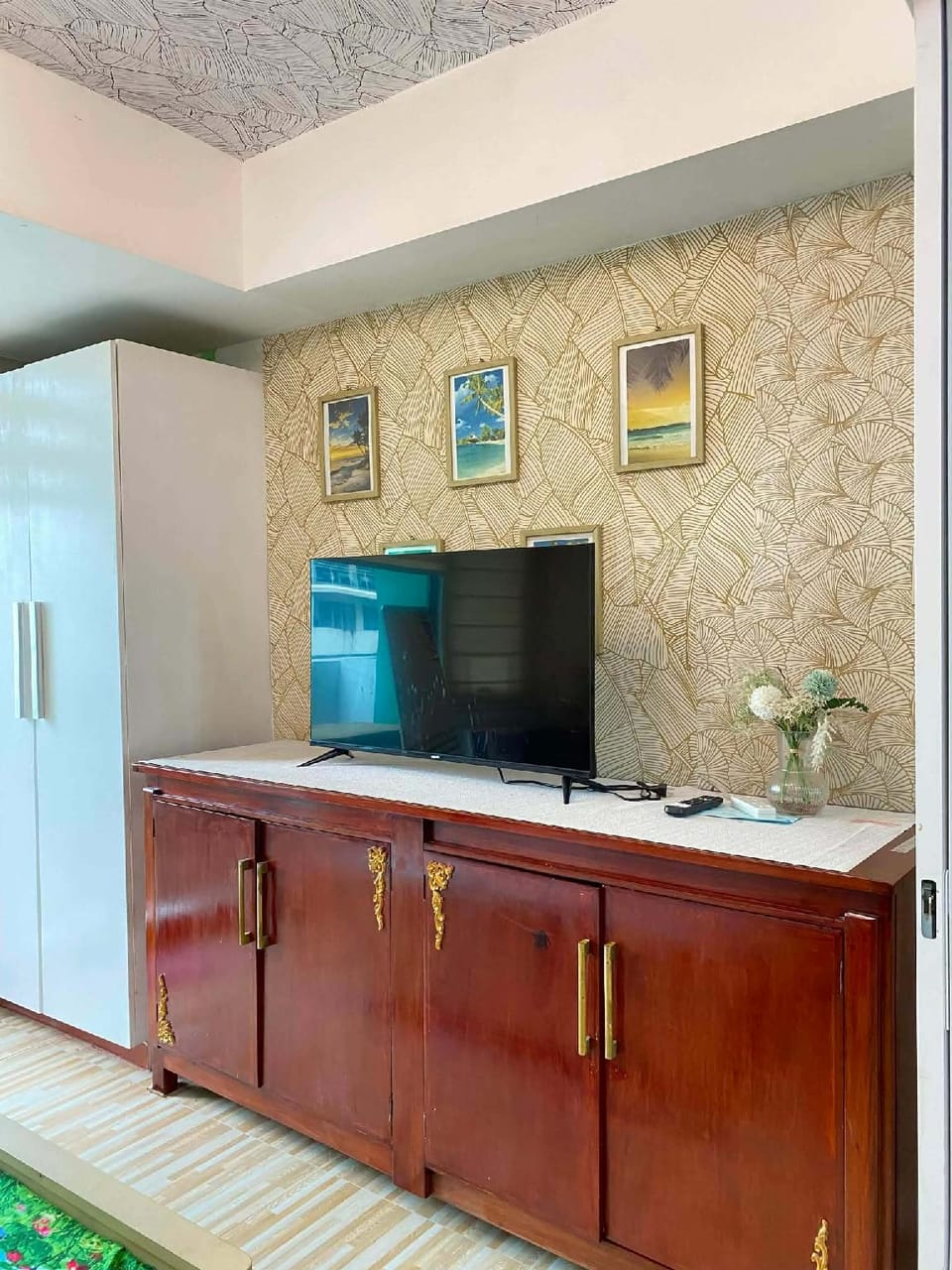 Dins Azure Staycation  Bed and Breakfast in Pasay