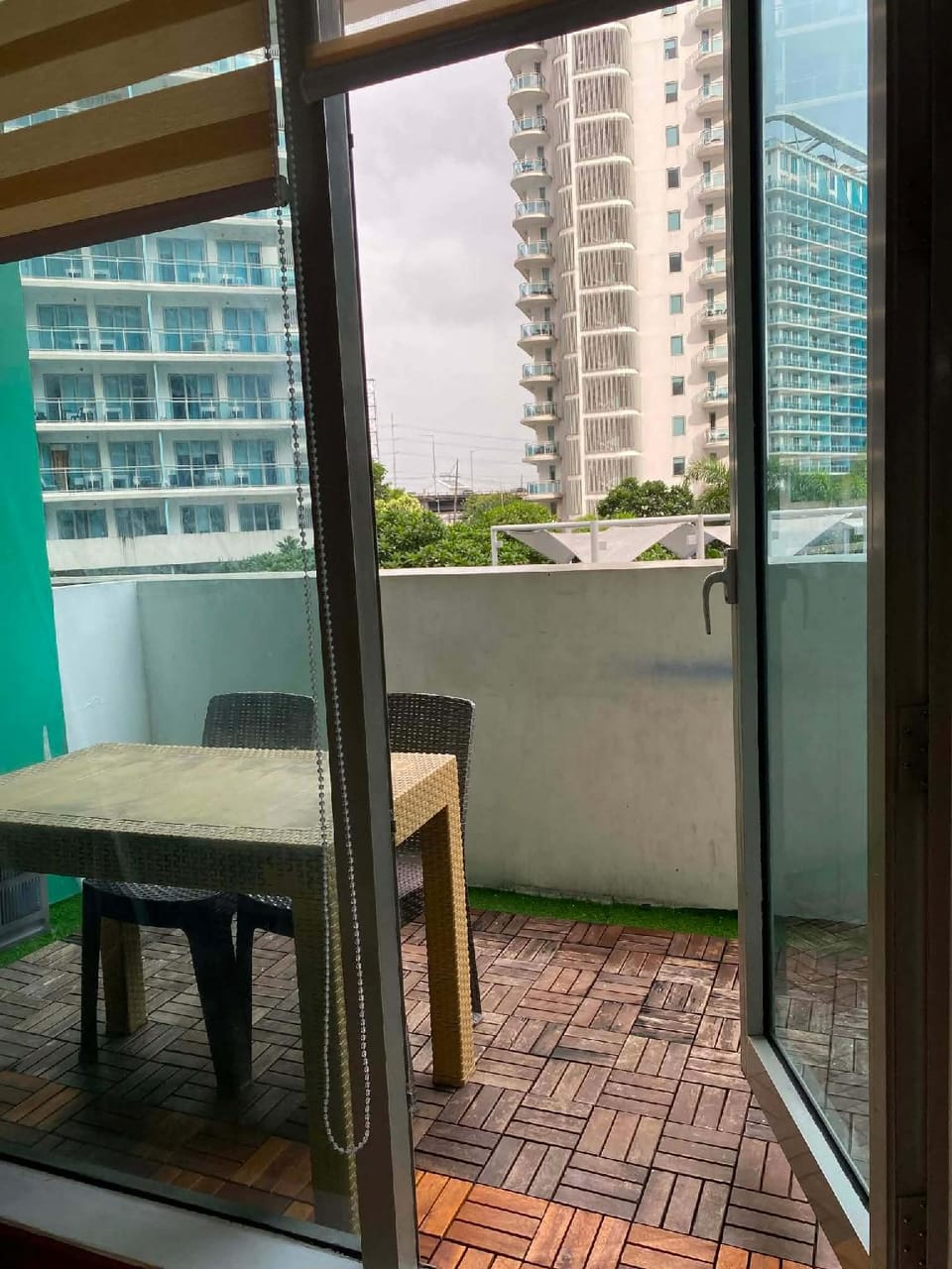 Dins Azure Staycation  Bed and Breakfast in Pasay