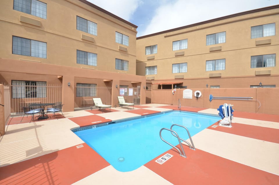 Swimming pool [outdoor]
