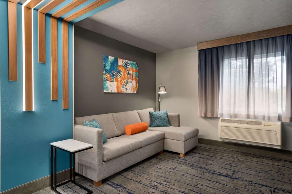 La Quinta Inn & Suites by Wyndham Springfield Hotel in Springfield