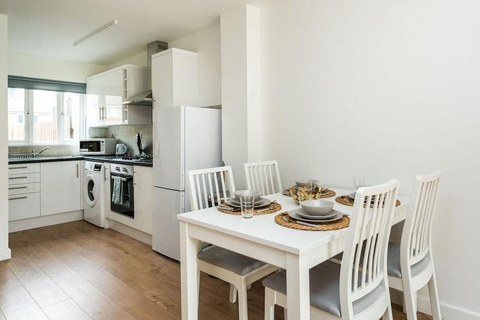 Sleek and Stylish 2BD Home With a Garden Anerley Hotel in London Borough of Croydon