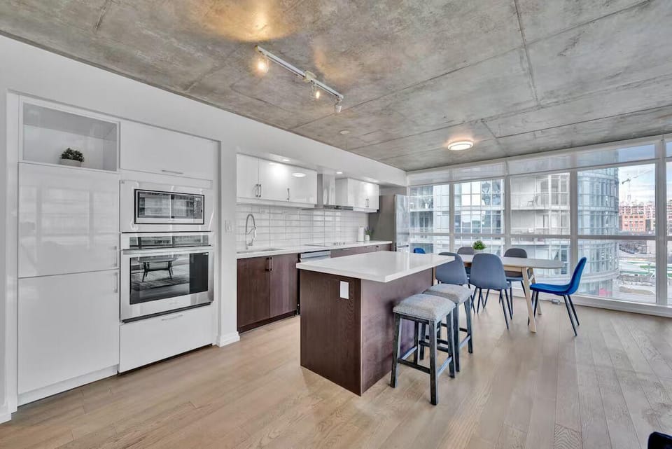 HostlyStays Luxury Suites Hotel in Toronto