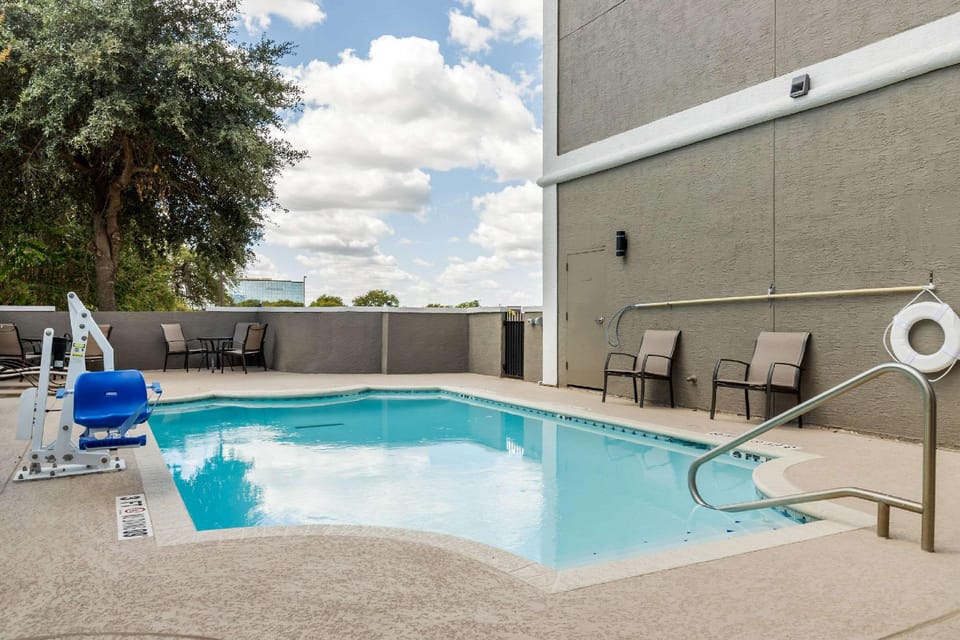 Comfort Suites Airport North Hotel in San Antonio