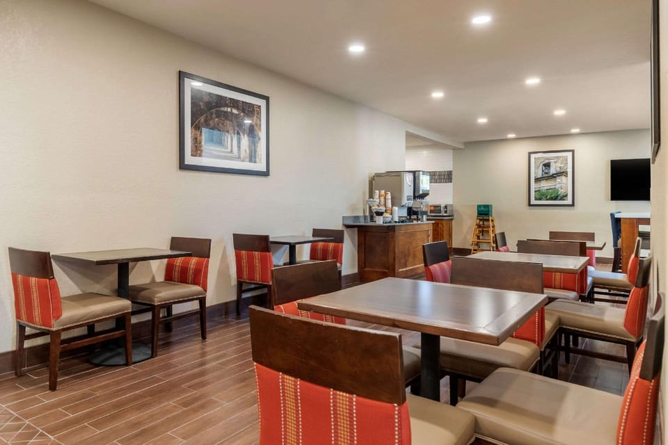 Comfort Suites Airport North Hotel in San Antonio