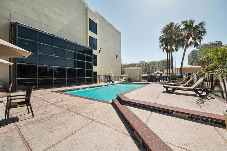 Swimming pool [outdoor]