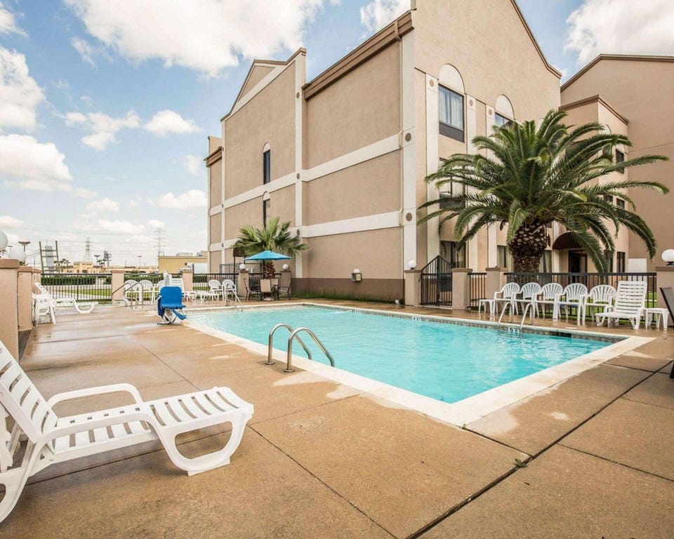 Swimming pool [outdoor]