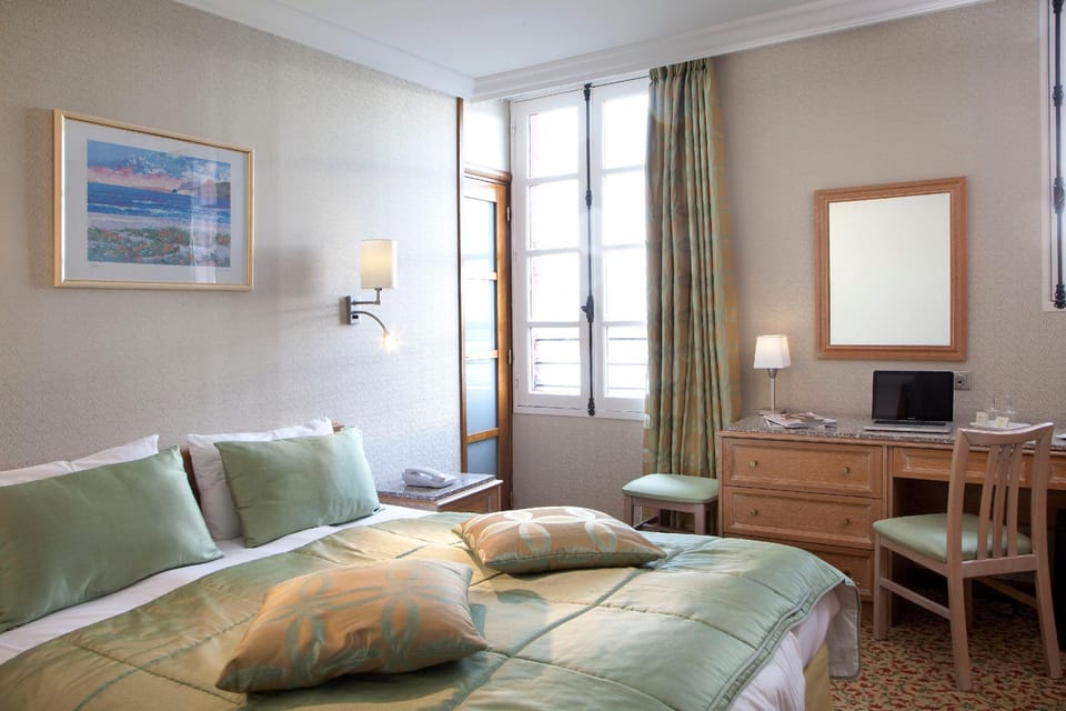 Hotel la Croix Blanche Hotel in Mont Saint-Michel