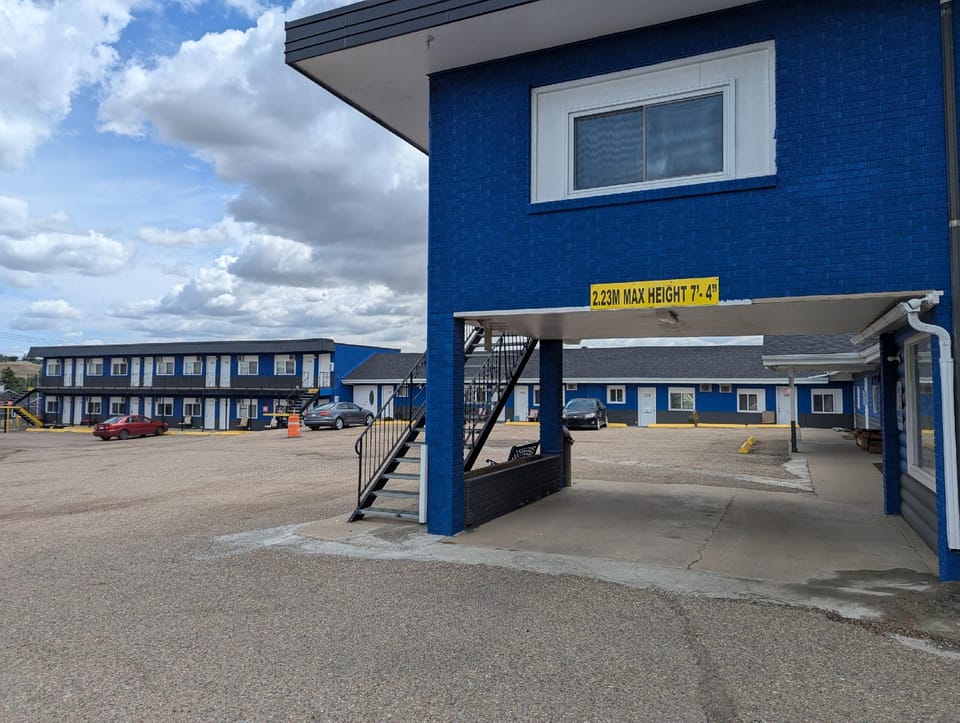 Riverside Motel and Suites Hotel in Medicine Hat