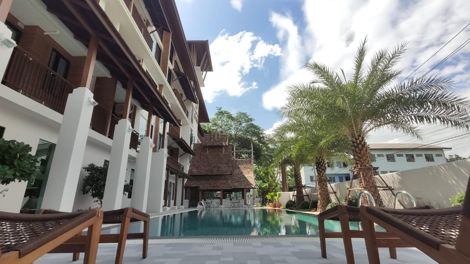 Swimming pool [outdoor]