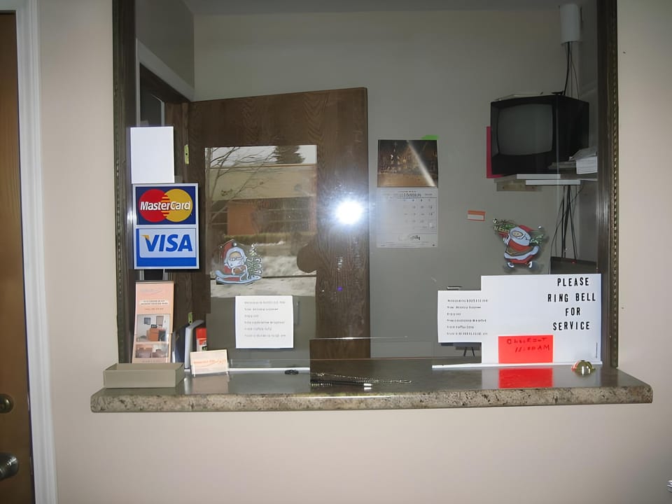 SleepEes Inn Saginaw Motel in Saginaw Charter Township