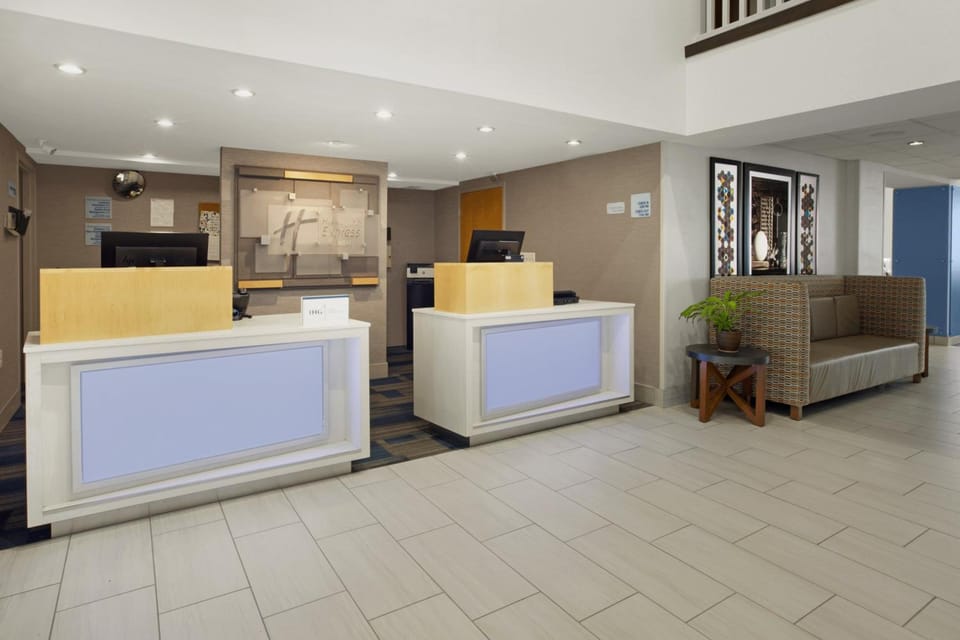 Holiday Inn Express Hotel & Suites Warrenton By IHG Hotel in Warrenton