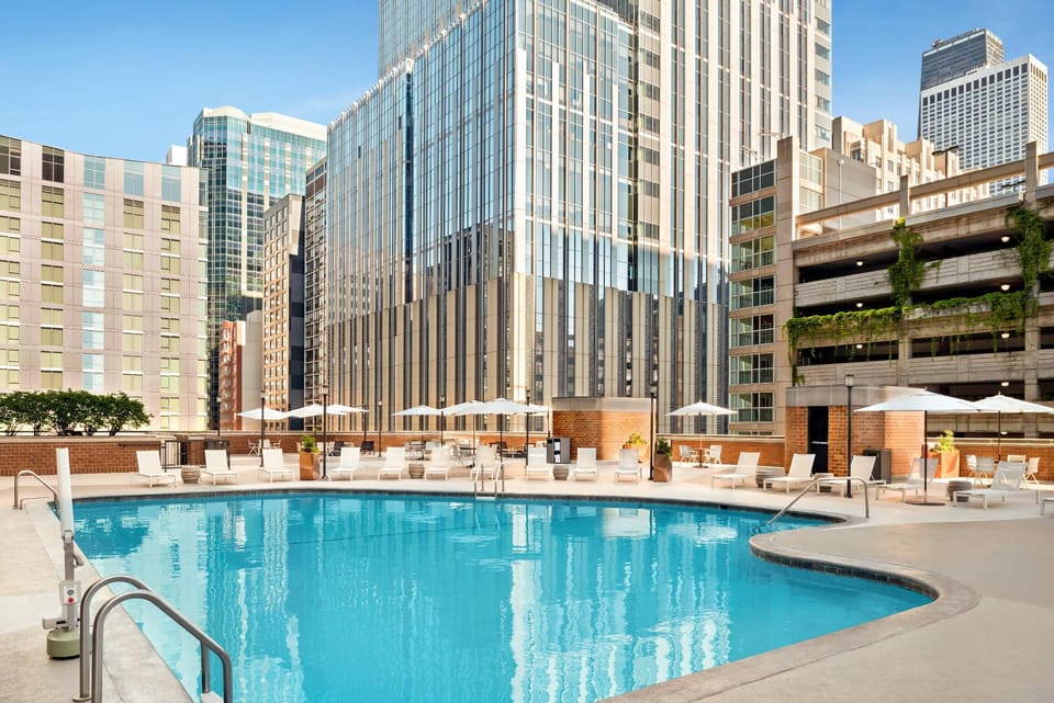 Swimming pool [outdoor]