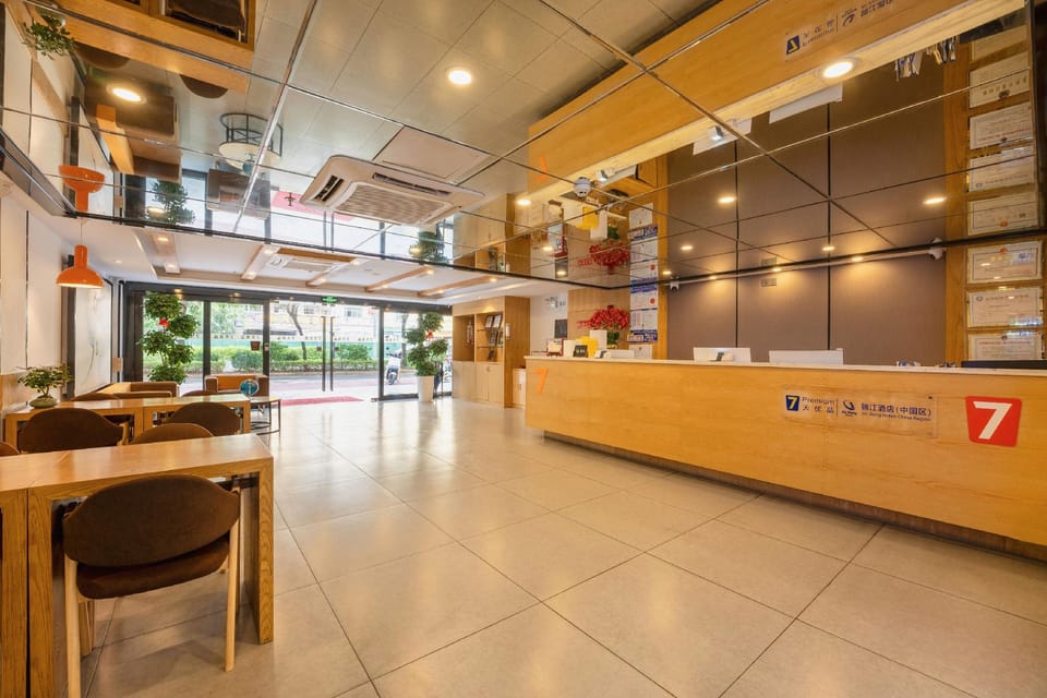 7 Days Premium Sanya Bay Haiyue Plaza Waimao Road Food Street Hotel in Sanya