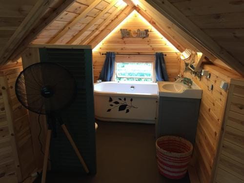 La cabane de l'Atelier Hotel in Wallonia, Belgium