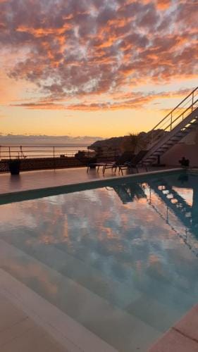 LES SUITES LOVE 3 SPA VUE MER PISCINe Hotel in Marseille