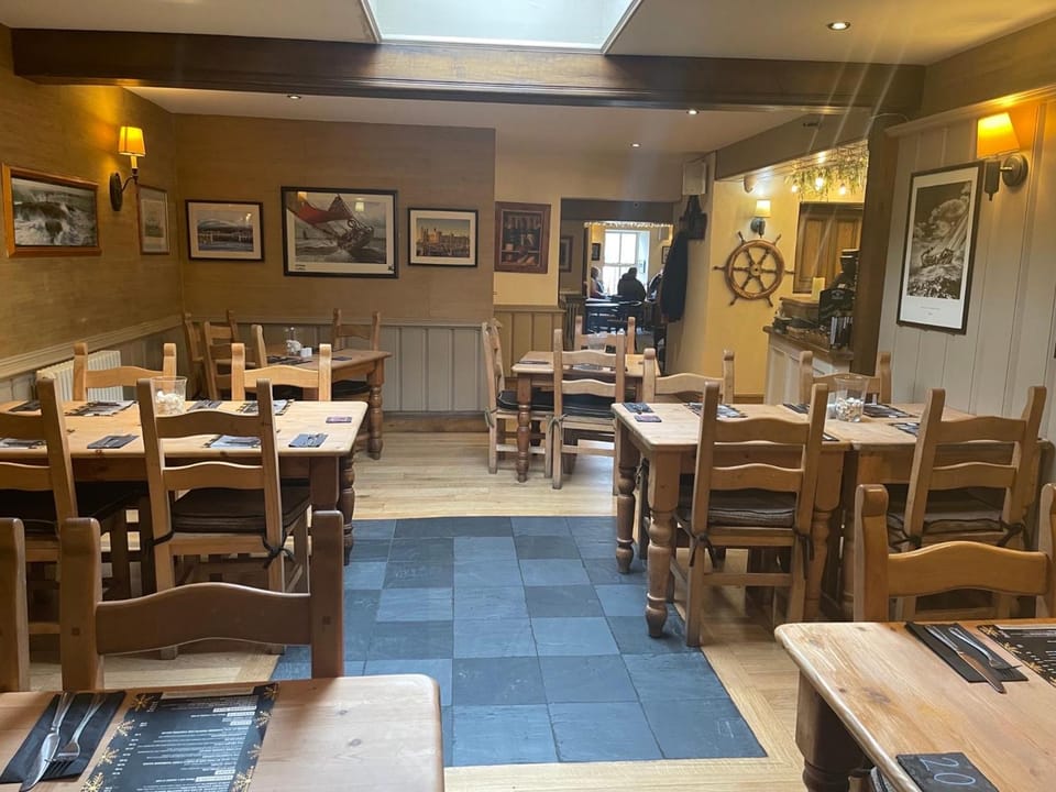 Garddfon Inn Hotel in Llanddaniel Fab
