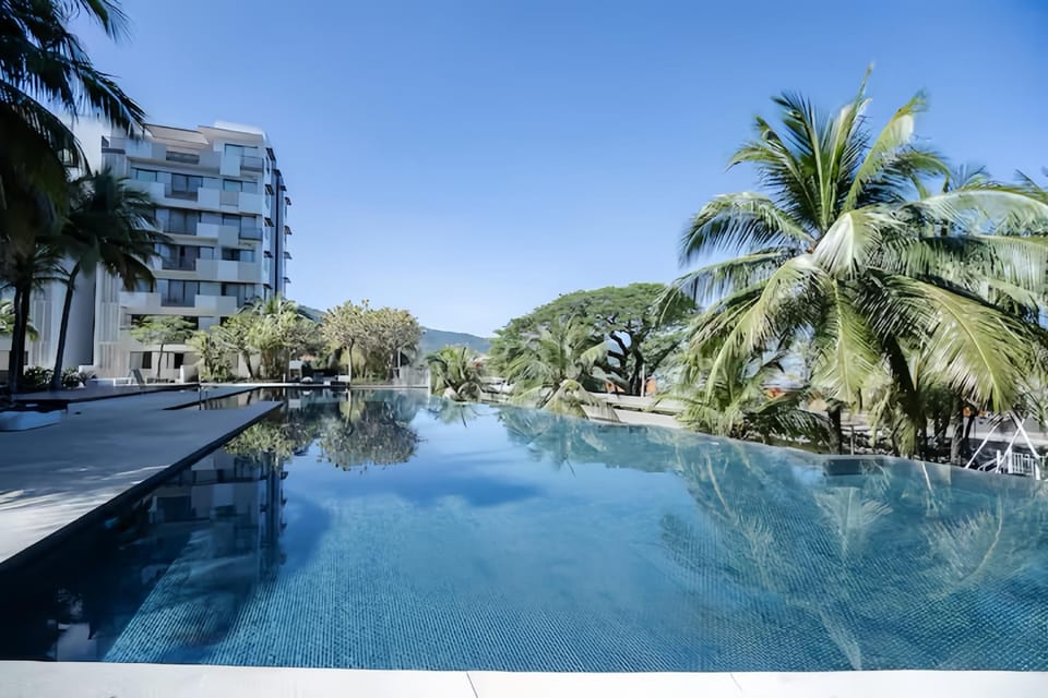 Swimming pool [outdoor]