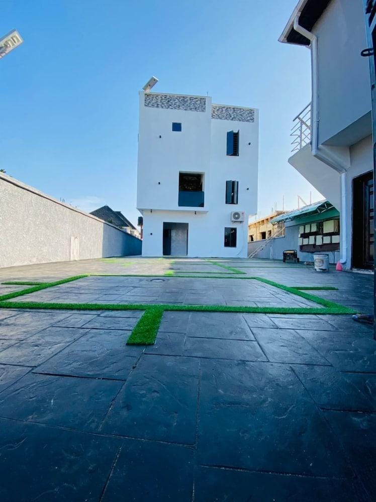 Mini Flat with Starlink Internet & Pool Hotel in Lagos