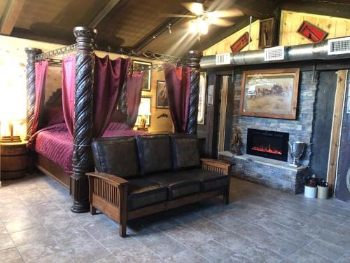 Samantha's Timber Inn Hotel in Pike County