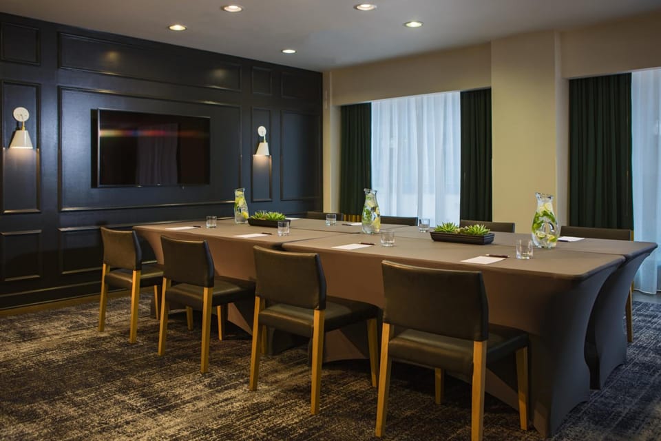 Staypineapple, An Iconic Hotel, The Loop Hotel in Chicago