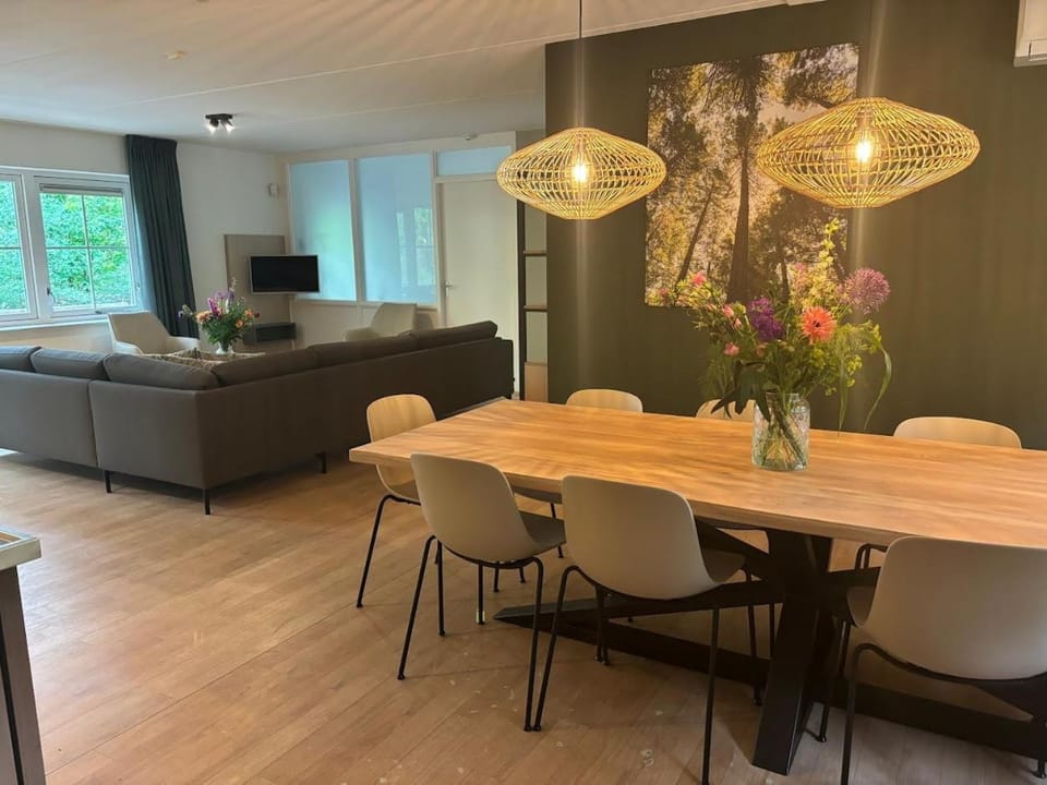 Shared lounge/TV area