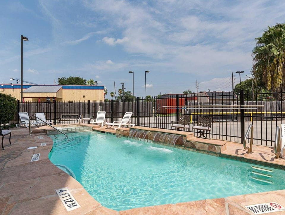 Swimming pool [outdoor]