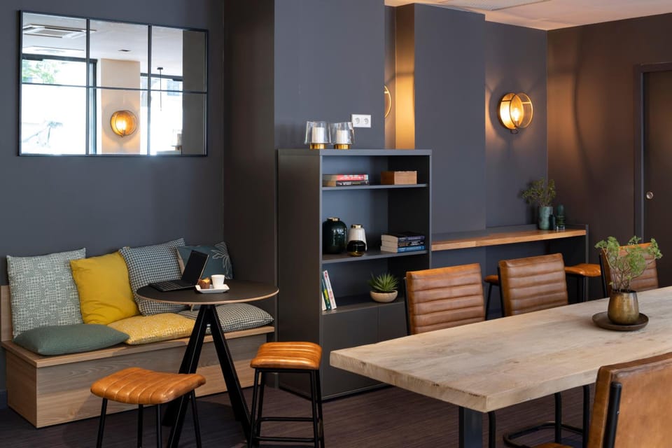 Shared lounge/TV area