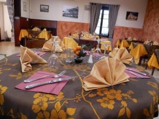 HOTEL HOSTELLERIE DES VOYAGEURS Hotel in Auvergne-Rhône-Alpes