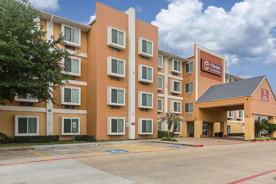 Quality Inn & Suites West Chase Hotel in Harris County