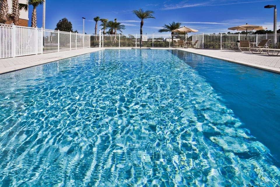 Swimming pool [outdoor]
