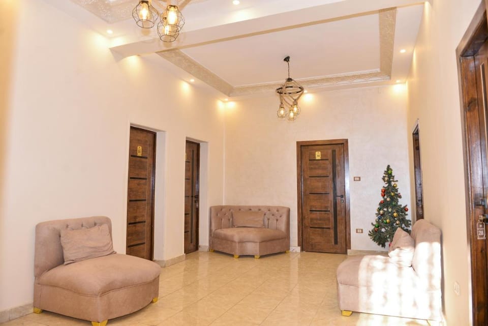 Hur palace pyramids view Hotel in Egypt