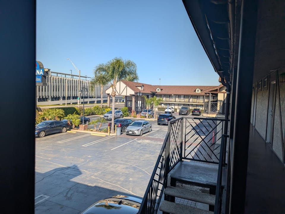 Cabana Inn & Suites Hotel in Long Beach