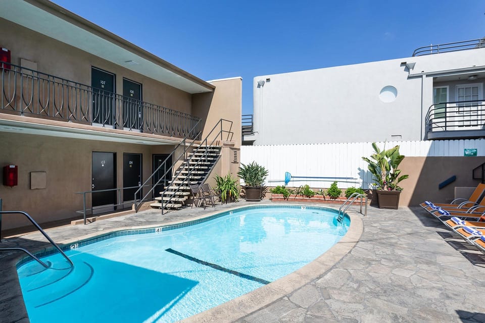 Swimming pool [outdoor]