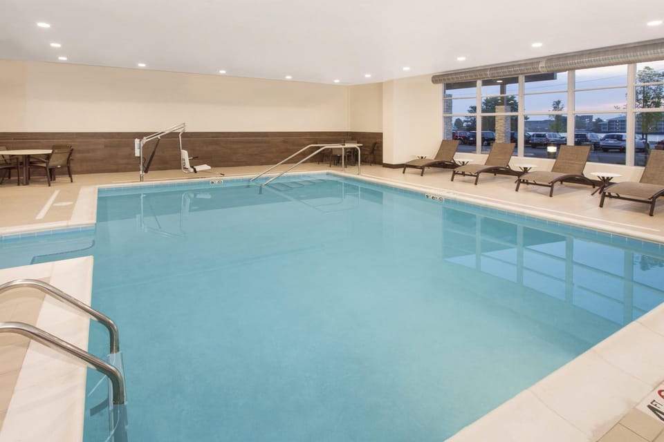 Holiday Inn Express & Suites Sandusky By IHG Hotel in Sandusky