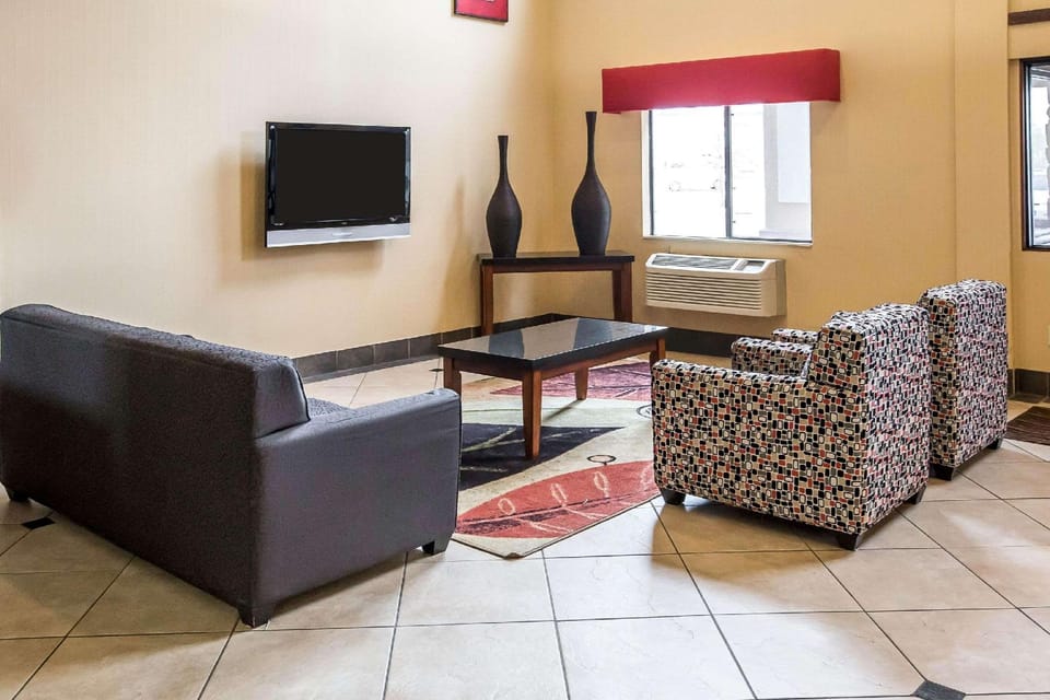 Econo Lodge Inn & Suites Monroe Hotel in Jerusalem Township