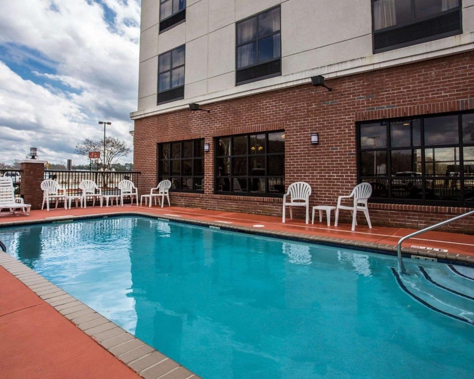 Swimming pool [outdoor]