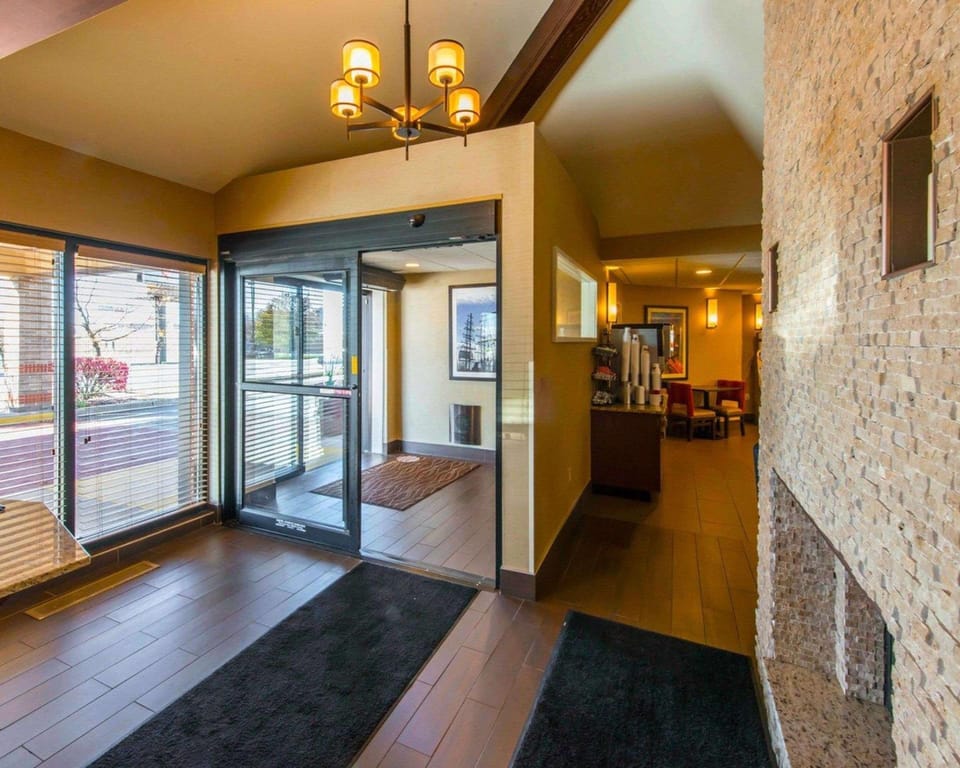Comfort Inn & Suites Erie - Splash Lagoon Indoor Waterpark Hotel in Millcreek Township