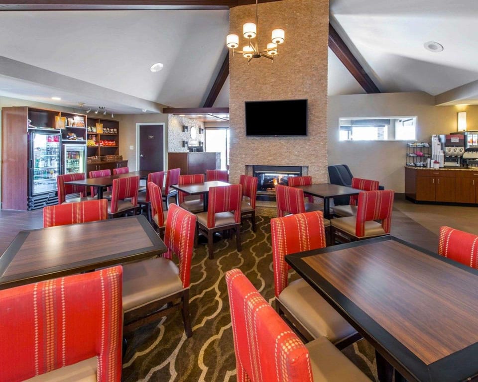 Comfort Inn & Suites Erie - Splash Lagoon Indoor Waterpark Hotel in Millcreek Township