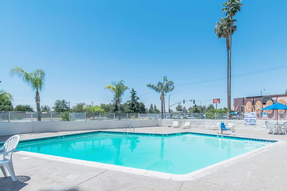 Motel 6 Bakersfield, CA - Central Motel in Bakersfield