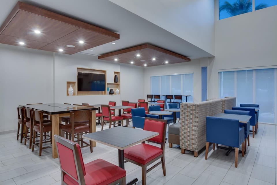 Holiday Inn Express Hotel and Suites Fort Lauderdale Airport Cruise Port By IHG Hotel in Dania Beach