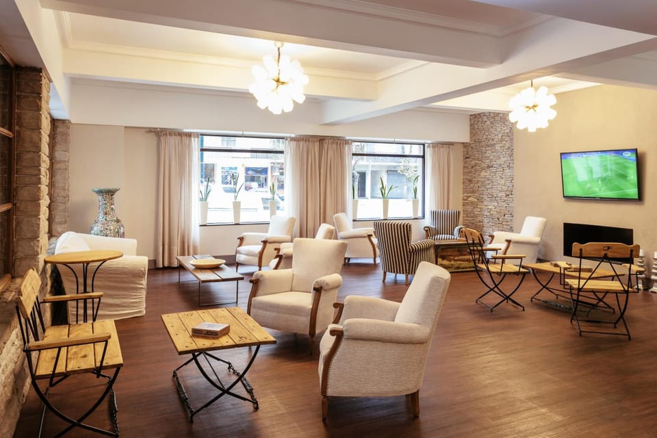 Shared lounge/TV area
